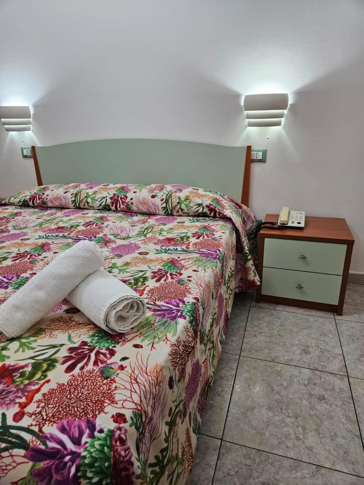 Graceland Rooms And Suites Capo Vaticano Esterno foto