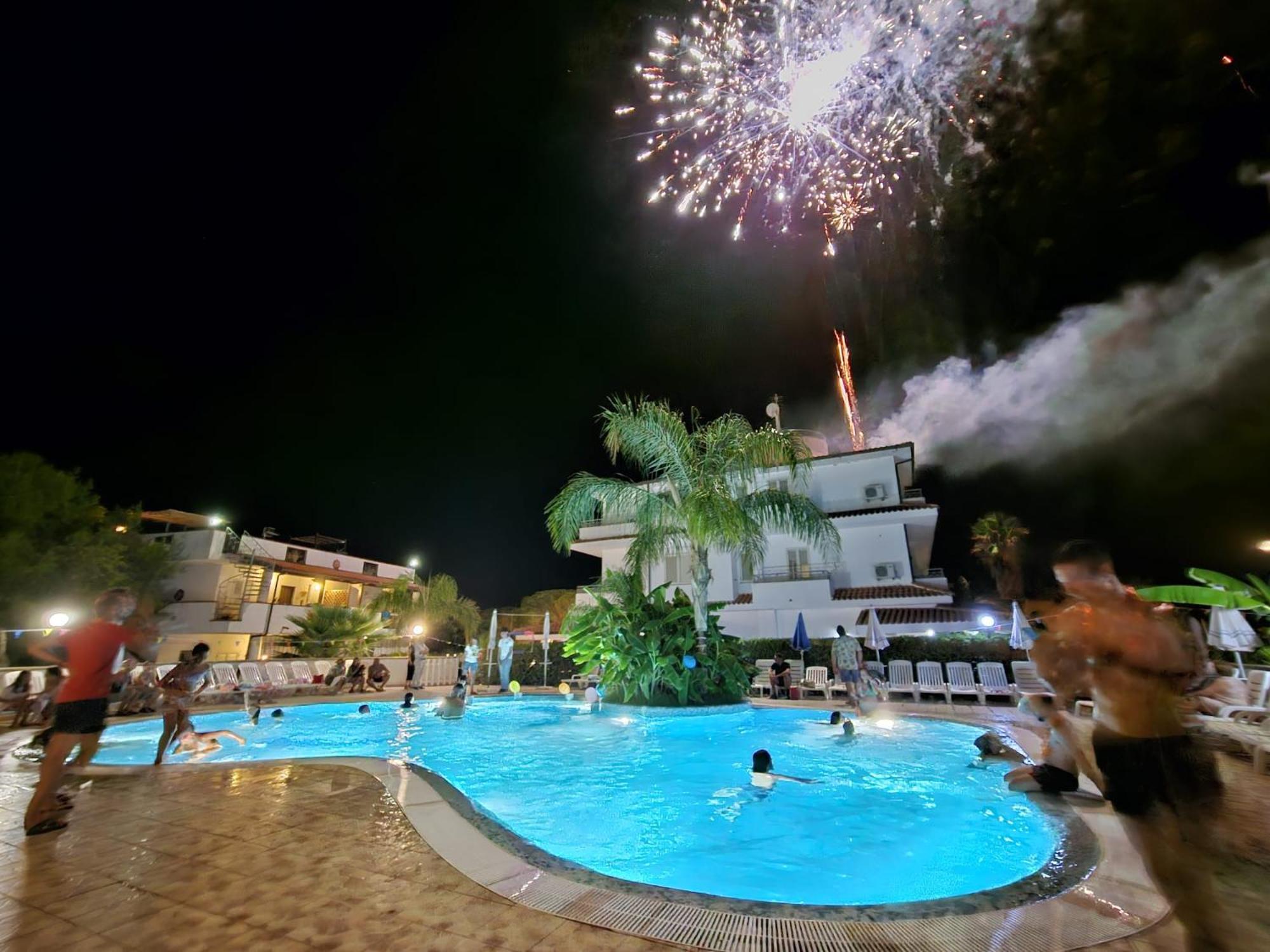 Graceland Rooms And Suites Capo Vaticano Esterno foto